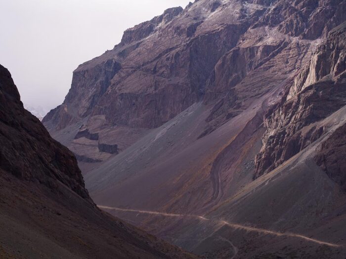 After the first part we can see the road that take us to the other side of El Morado mountain and its hanging glacier.